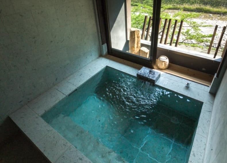 房间外可供私人租用的温泉